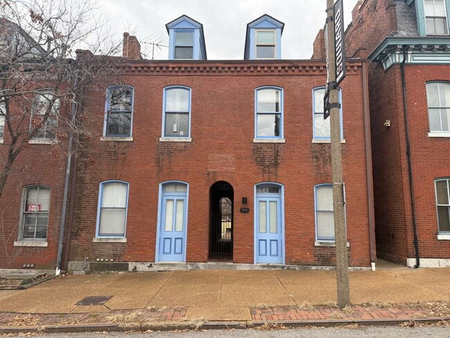 Building Photo - "Furnished Urban Oasis: Spacious 1-Bedroom in Prime St. Louis Location, SOULARD – 900 Sq Ft of Co...