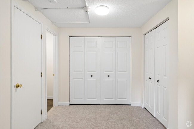 3BR, 2BA - 1,100SF - Walk-in Closet