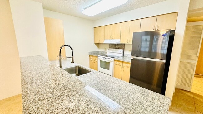 Photo - Diamond in the rough 1 bedroom with den in Honolulu! Unit 1407