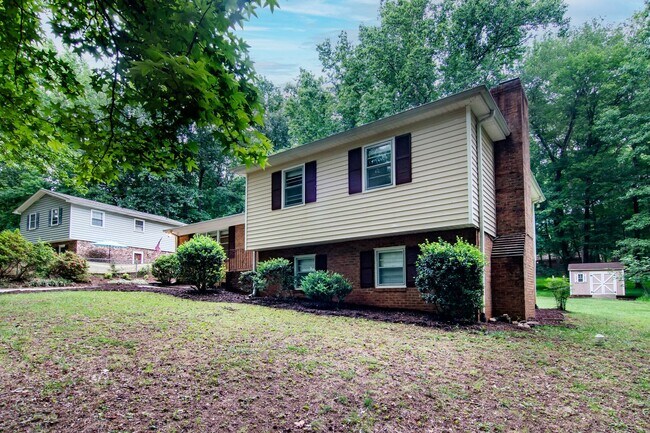 Photo - Spacious 4bd/3ba home with large backyard ...