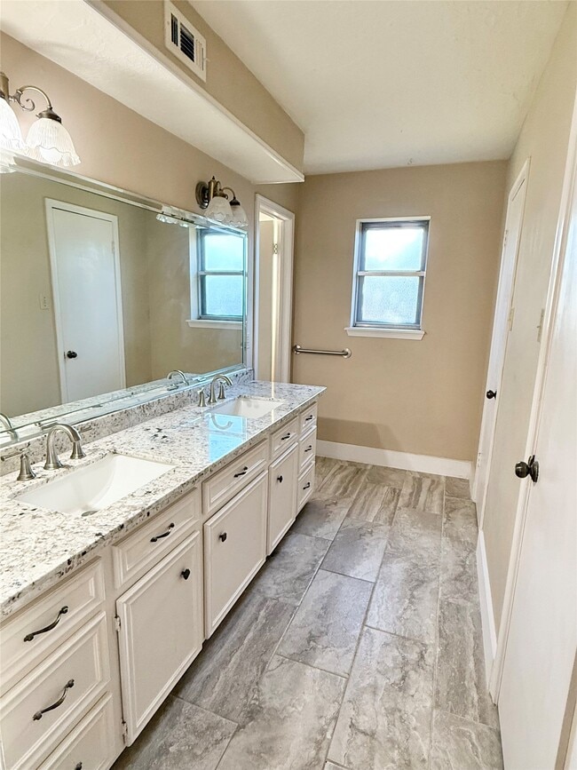 Building Photo - 16711 Sir William Dr