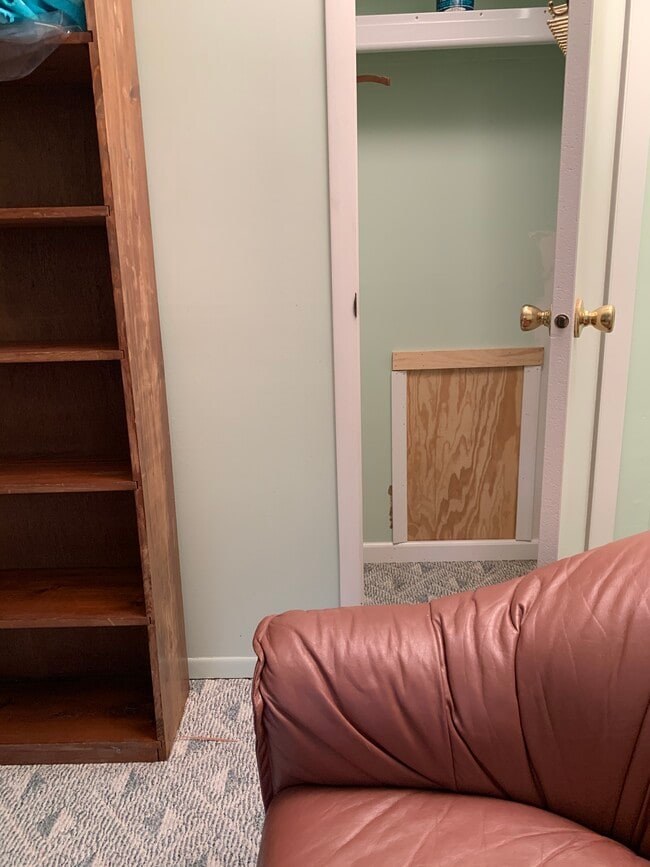 Spare bedroom - 210 Gibbons Ct