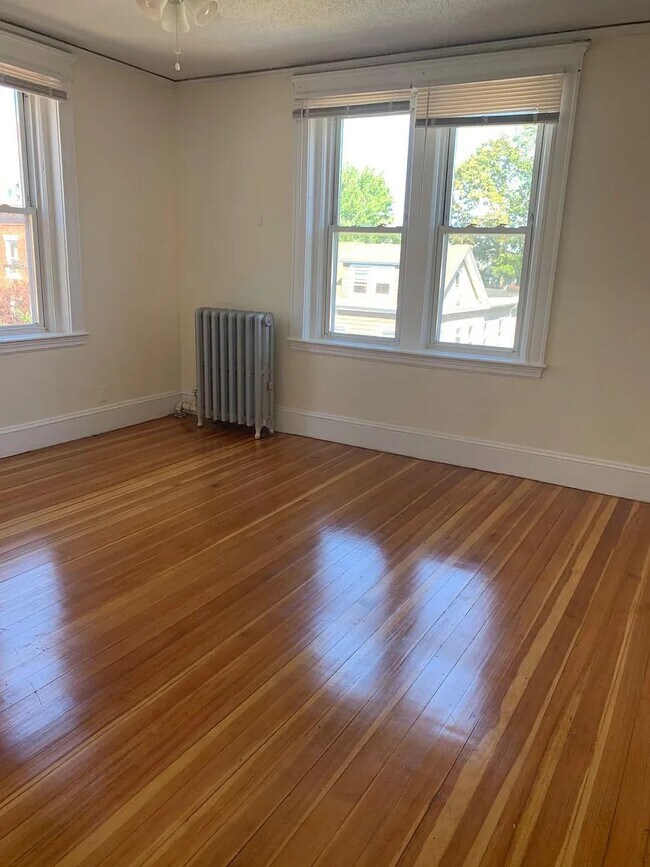 Building Photo - 15 Barrows St Unit 2