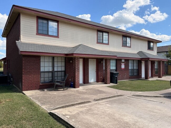 Building Photo - COMING SOON! Unit 3902 Old FM 440 - D