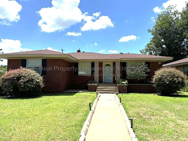 Building Photo - 2301 N Warren Ave