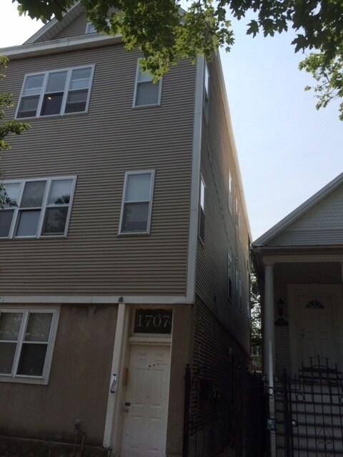 Building Photo - 1707 W Roscoe St Unit 1