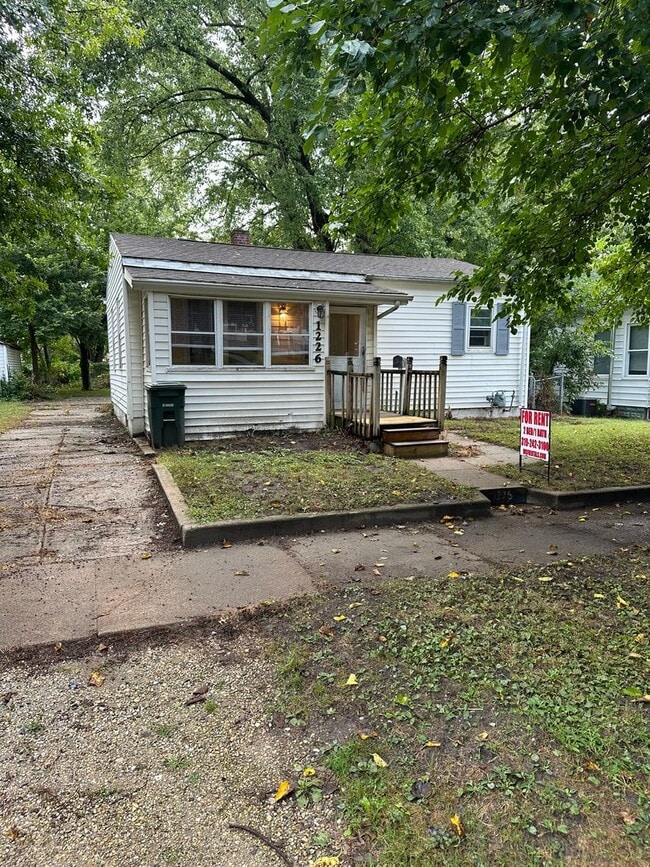 Building Photo - 2 bedroom 1 bath home with central air