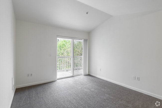 2BR, 2BA - 968SF - Living Room