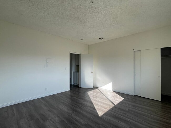 Photo - Pro Service Realty - R20801-20801 Unidad B