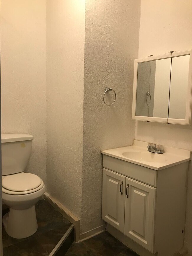 Photo - Aspen Ave - BLUE Unidad A