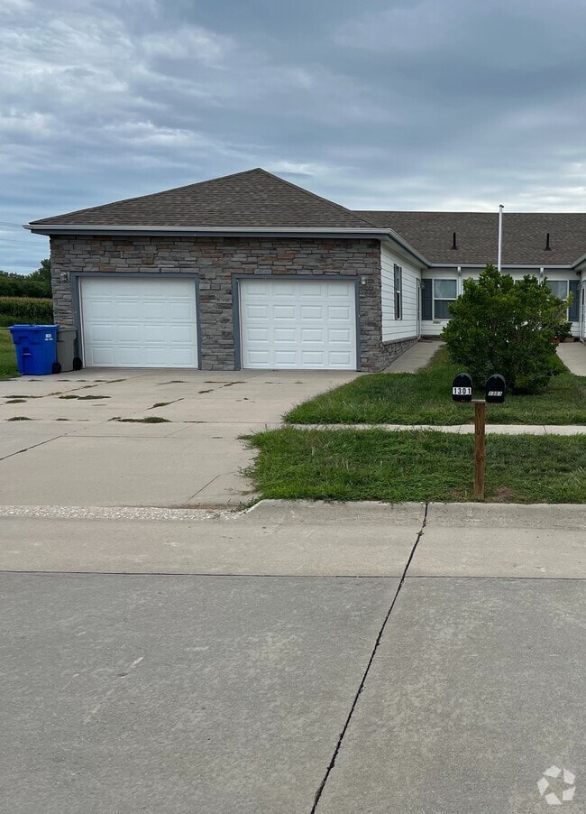 Building Photo - Central City Duplex Left Unit Rental