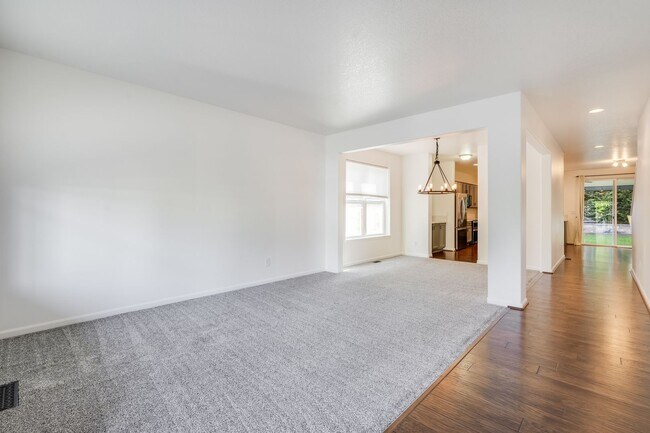 Photo - Beautiful 4 bed, 2.5 bath rental home in Oatfield Neighborhood Milwaukie!