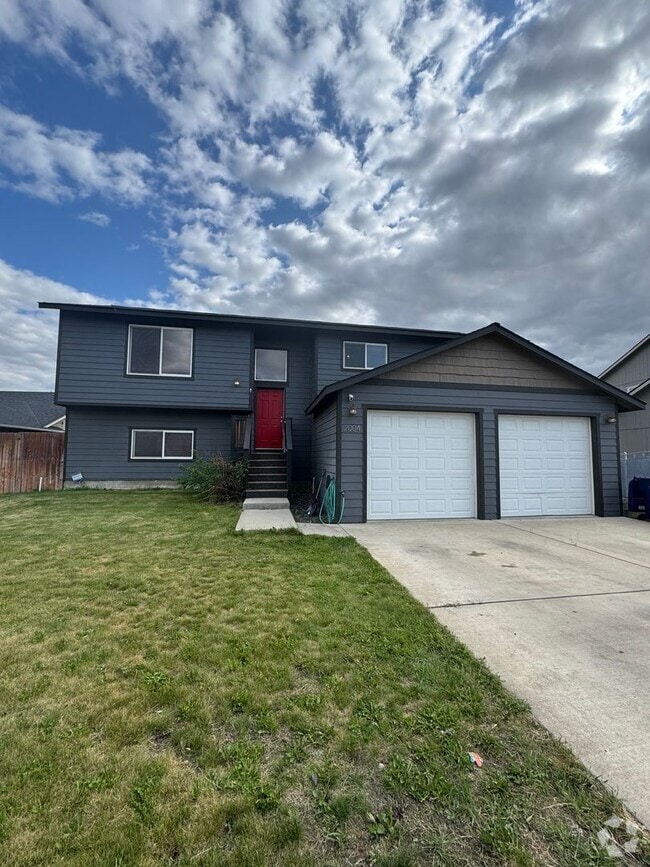 Building Photo - 5 Bedroom House For Rent W/ Large Fenced B...