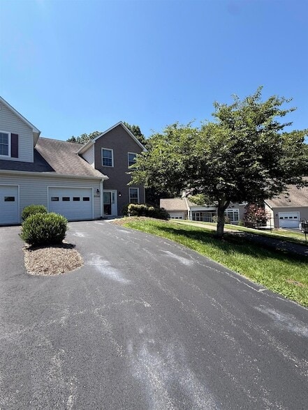 2536 Blossom Trail W