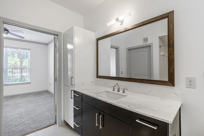 Building Photo - 8877 Lakes at 610 Dr Unit 223
