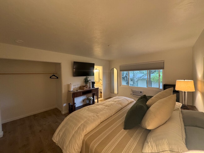 Photo - 10 Country Club Way