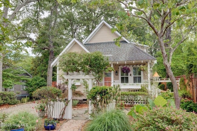 Building Photo - Welcome to this stunning 3-bedroom, 3-bath... Rental