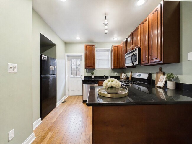 Photo - 2437 S Darien St