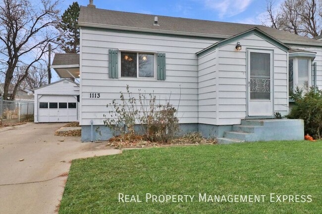 Building Photo - 3 Bedroom 1.5 Bath Near Downtown with Fenc... Rental