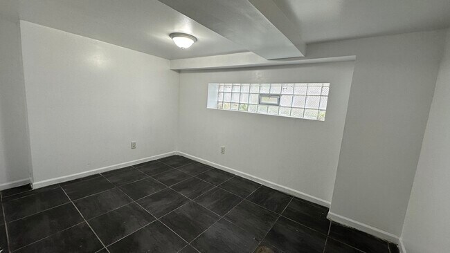 Photo - 5830 N Artesian Ave Unidad G