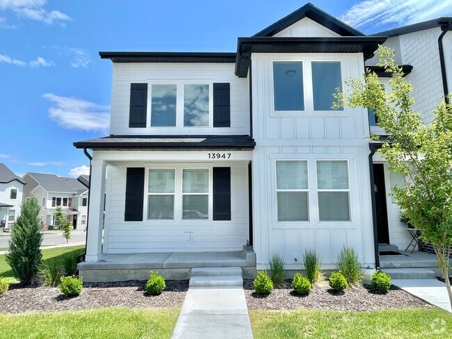 Building Photo - Gorgeous Corner Townhome at Mountain Ridge!