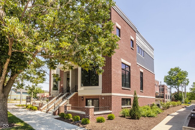 Photo - 1561 N College Ave