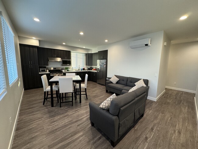 kitchen/living room - 1220 W 35th St Casa Adosada