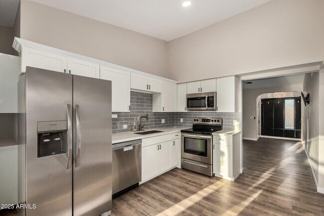 Photo - 421 E Wickieup Ln