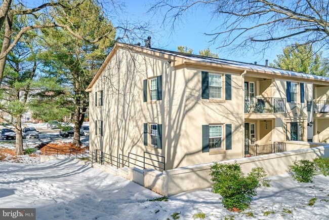 Building Photo - 5902 Surrey Hill Pl Unit 707