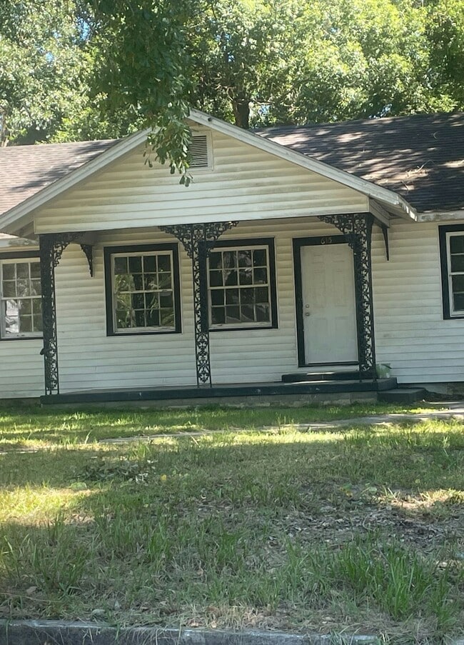 Photo - 615 Mohawk St