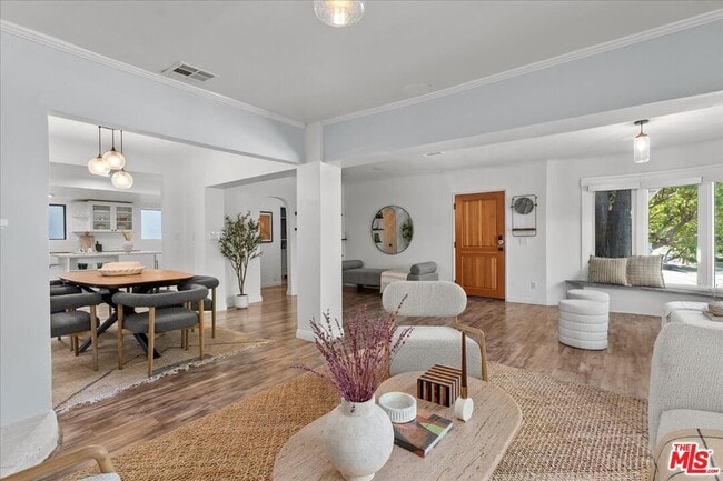 Photo - 4104 Saugus Ave