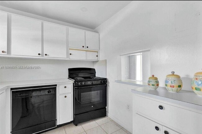 Building Photo - 8100 Sunrise Lakes Blvd Unit 208