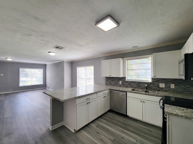 Building Photo - 2330 Cedar Dr