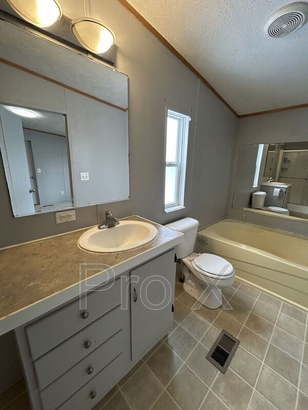 Photo - 1116 W 1st St