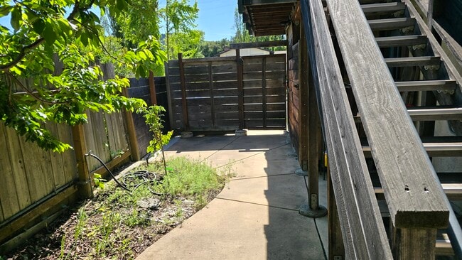 Building Photo - 5913 Amend Rd Unit Studio