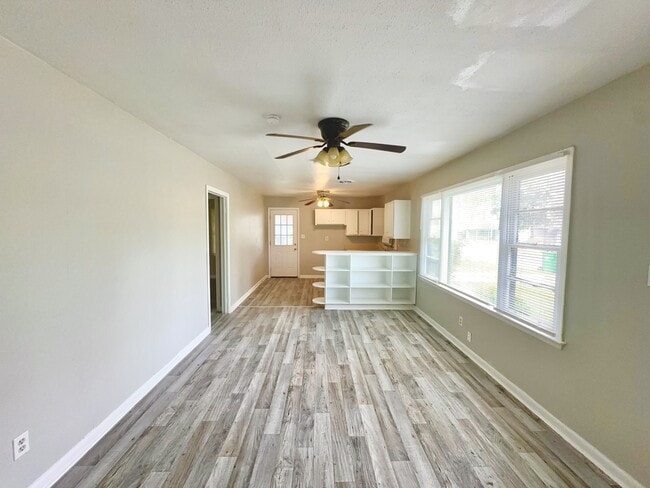 Photo - 825 Bethune St