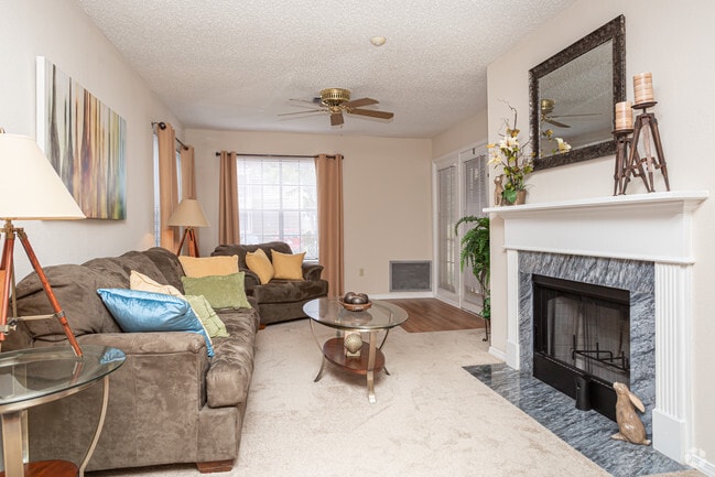 2 BR, 2 BA - 1000 SF
