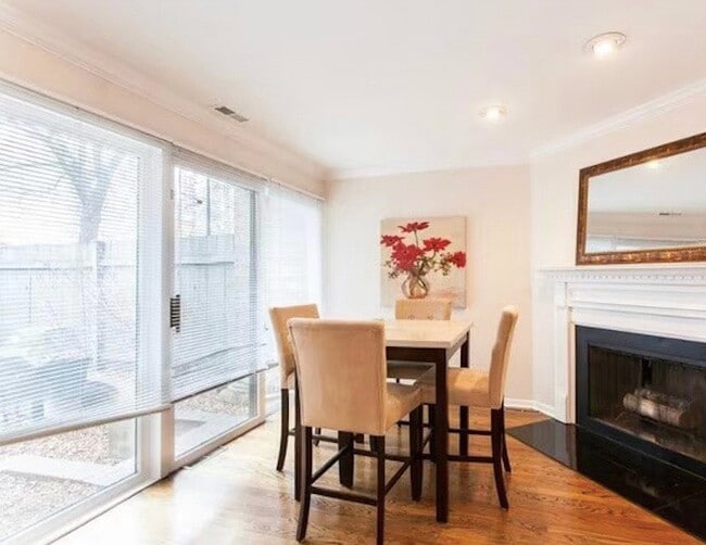 Photo - 1330 N La Salle Dr