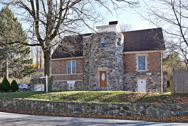 Photo - 2 Hollowbrook Pl Unit 1