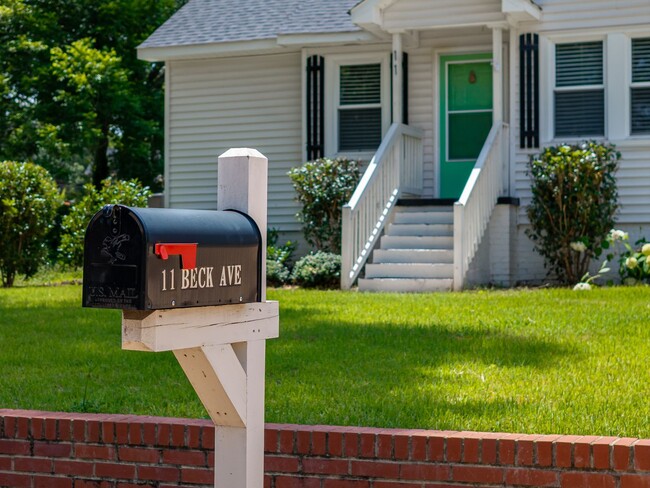 $400 Off first month rent. Newly renovate... - $400 Off first month rent.  Newly renovate... House