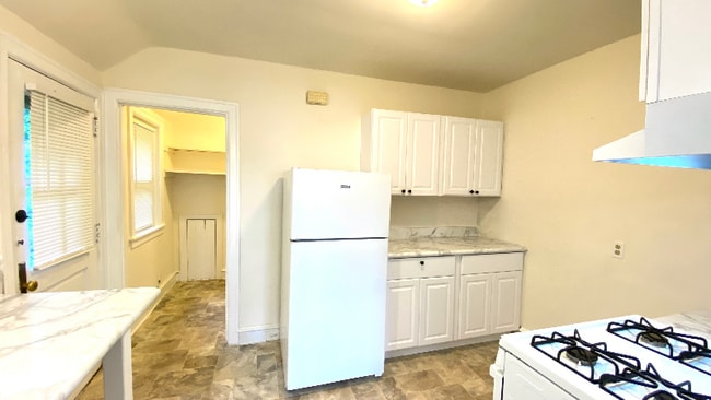 Photo - 300 W 31st St Unidad 2