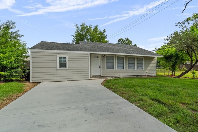 Building Photo - Spacious 3 Bedroom 1 Bath Home with Fresh Updates and Expansive Backyard