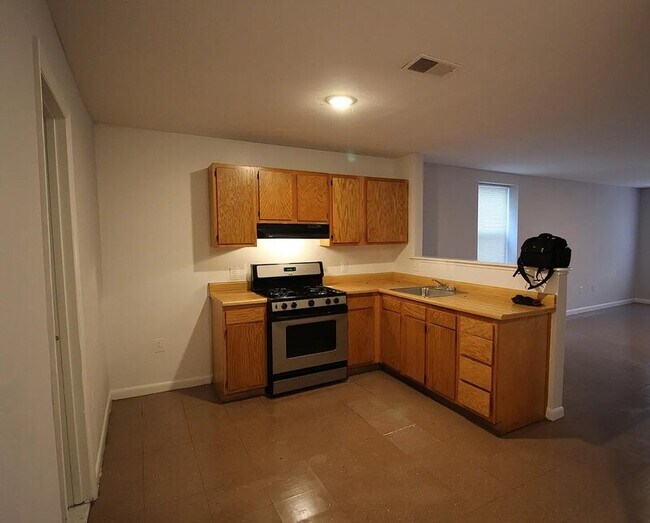 Photo - 883 N 42nd St