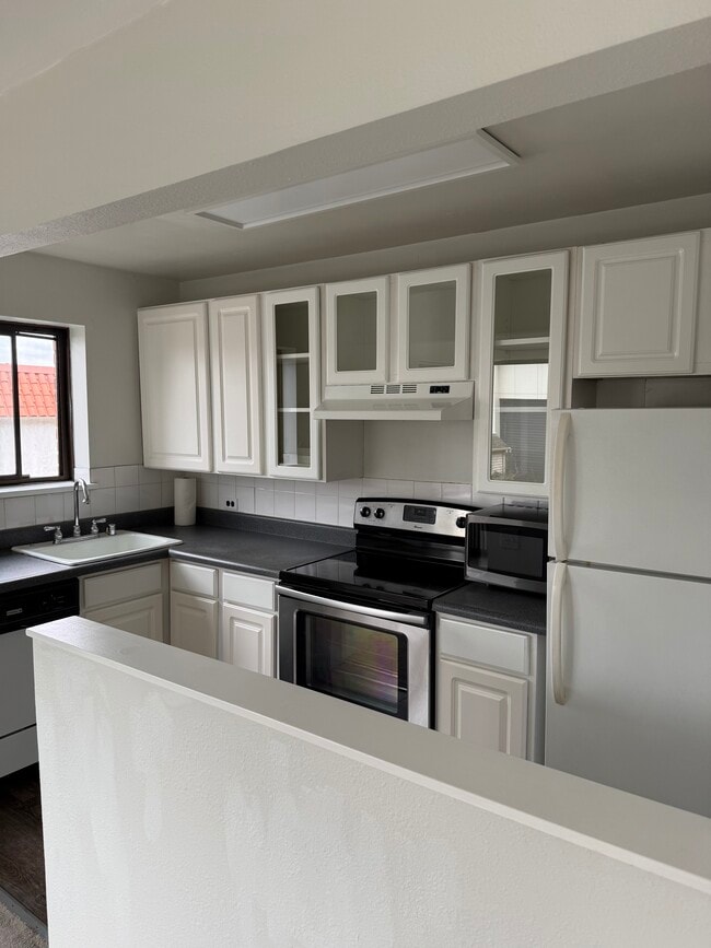 Kitchen - 2450 Dexter Ave N Unit 204