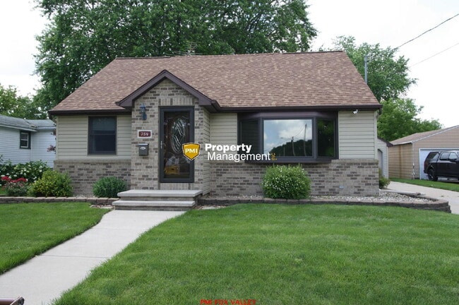 Building Photo - 3 Bedroom Home Menasha