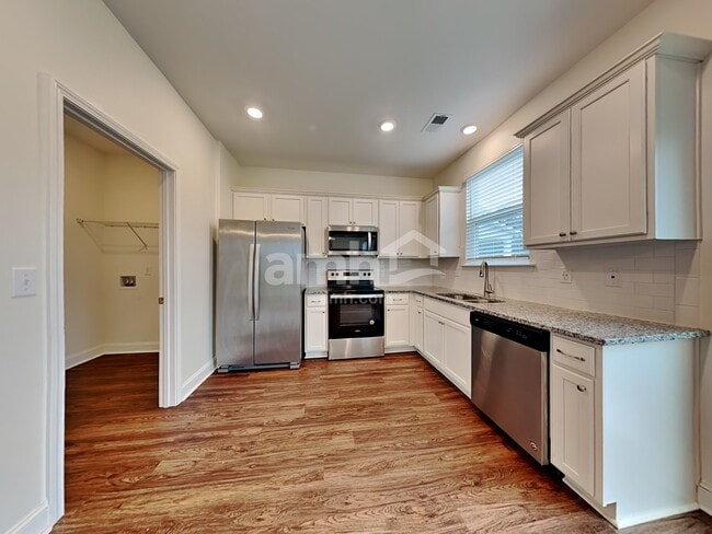Photo - 318 Azore Way