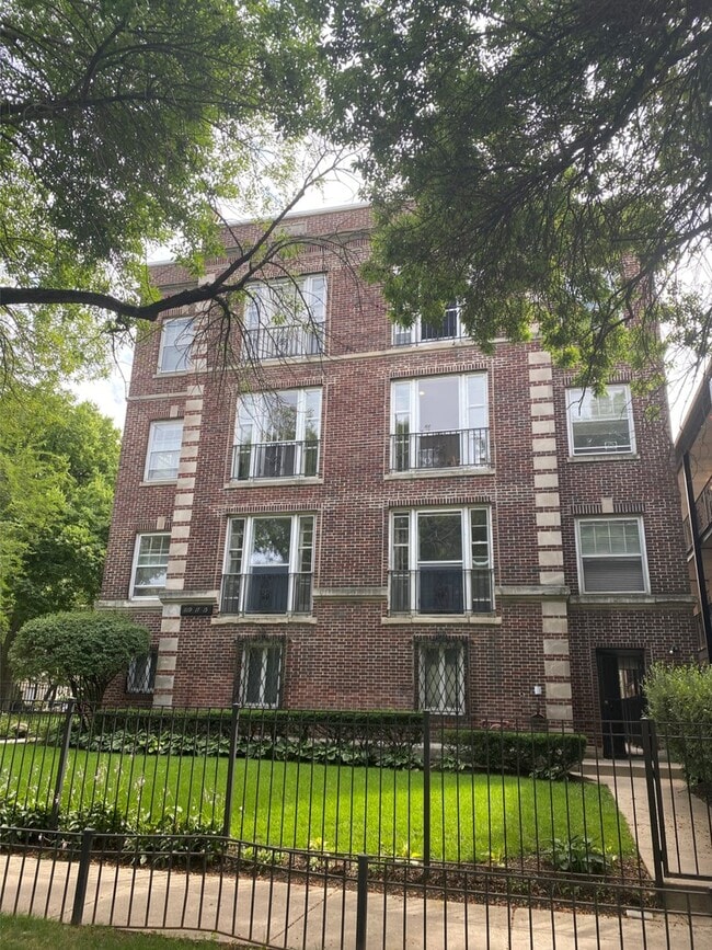 Building Photo - 1117 W Lunt Ave Unit G