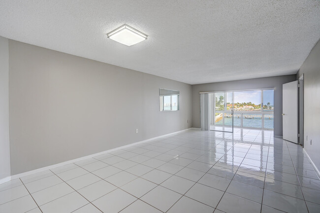 Photo - 410 Wilma Cir Unit 303
