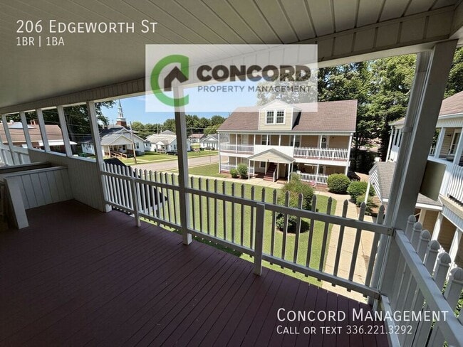 Photo - 206 Edgeworth St