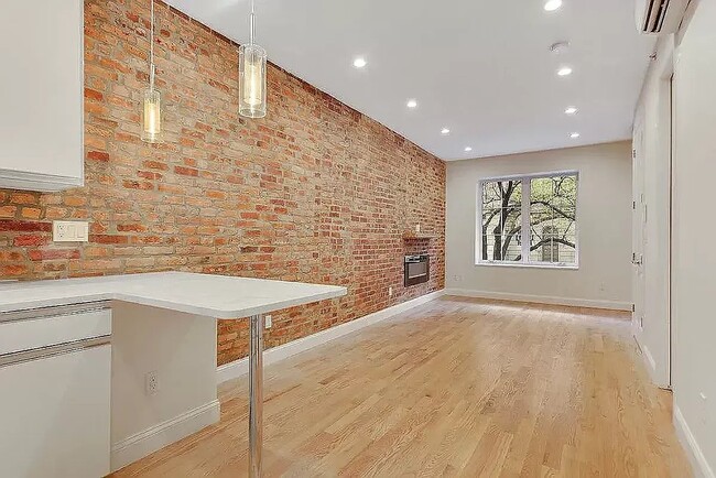 Building Photo - 341 W 48th St Rental